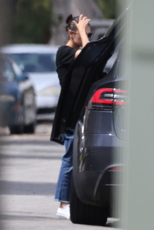 Mila Kunis Stills Out and About in Los Angeles 2018/04/06 5
