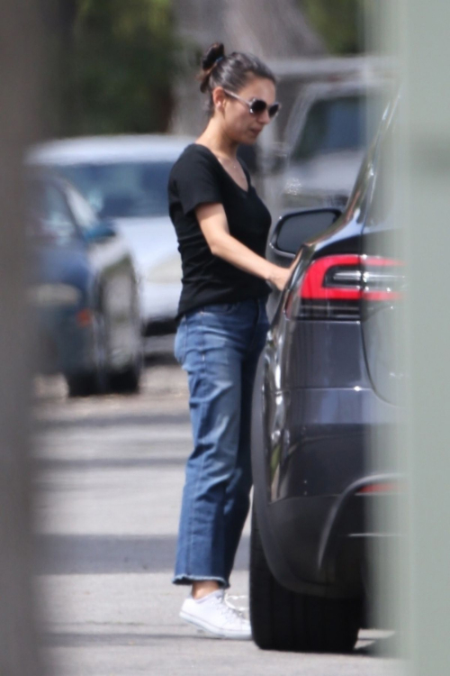 Mila Kunis Stills Out and About in Los Angeles 2018/04/06 6