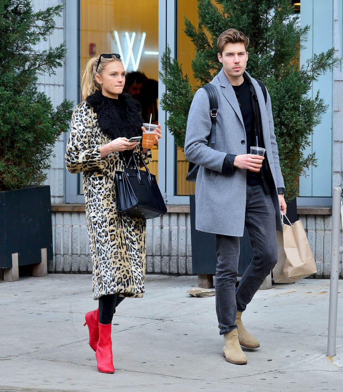 Romee Strijd and Laurens Van Leeuwen Stills Out for Lunch at Sweetgreen in New York 2018/04/02