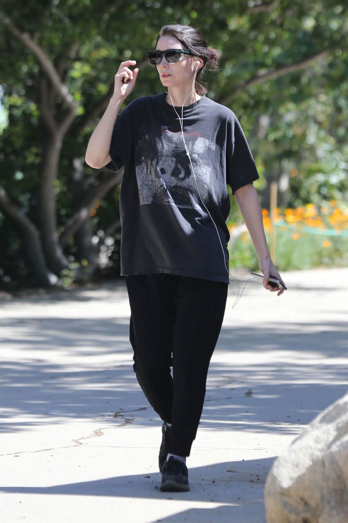 Rooney Mara Stills Out Hiking in Los Angeles 2018/04/23