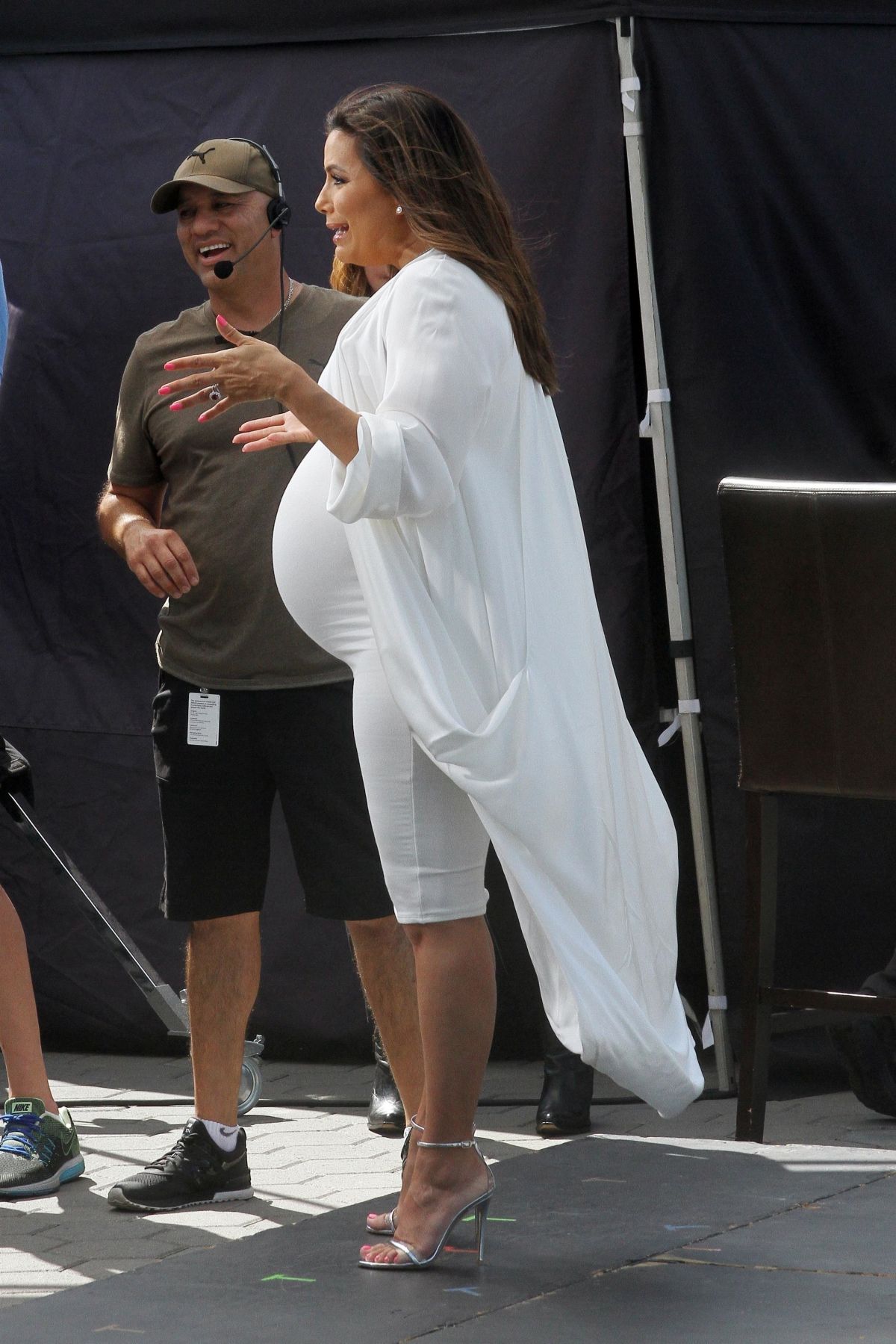 Pregnant Eva Longoria Show off Baby Bump on the Set of Extra at Universal Studios in Hollywood 2018/05/08