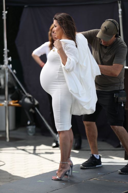 Pregnant Eva Longoria Show off Baby Bump on the Set of Extra at Universal Studios in Hollywood 2018/05/08 12
