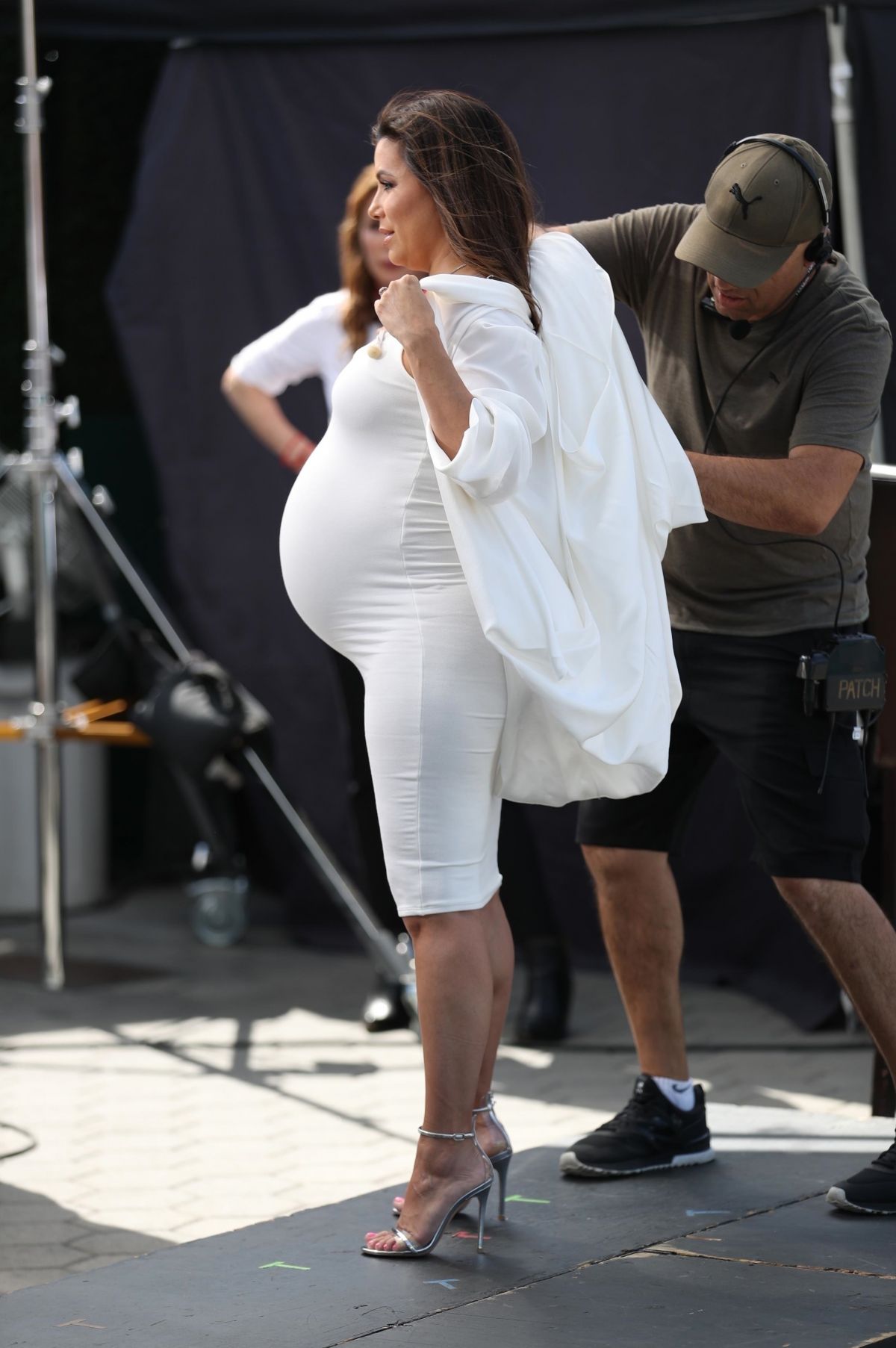 Pregnant Eva Longoria Show off Baby Bump on the Set of Extra at Universal Studios in Hollywood 2018/05/08