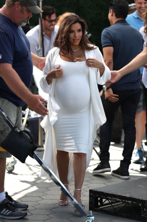 Pregnant Eva Longoria Show off Baby Bump on the Set of Extra at Universal Studios in Hollywood 2018/05/08 8