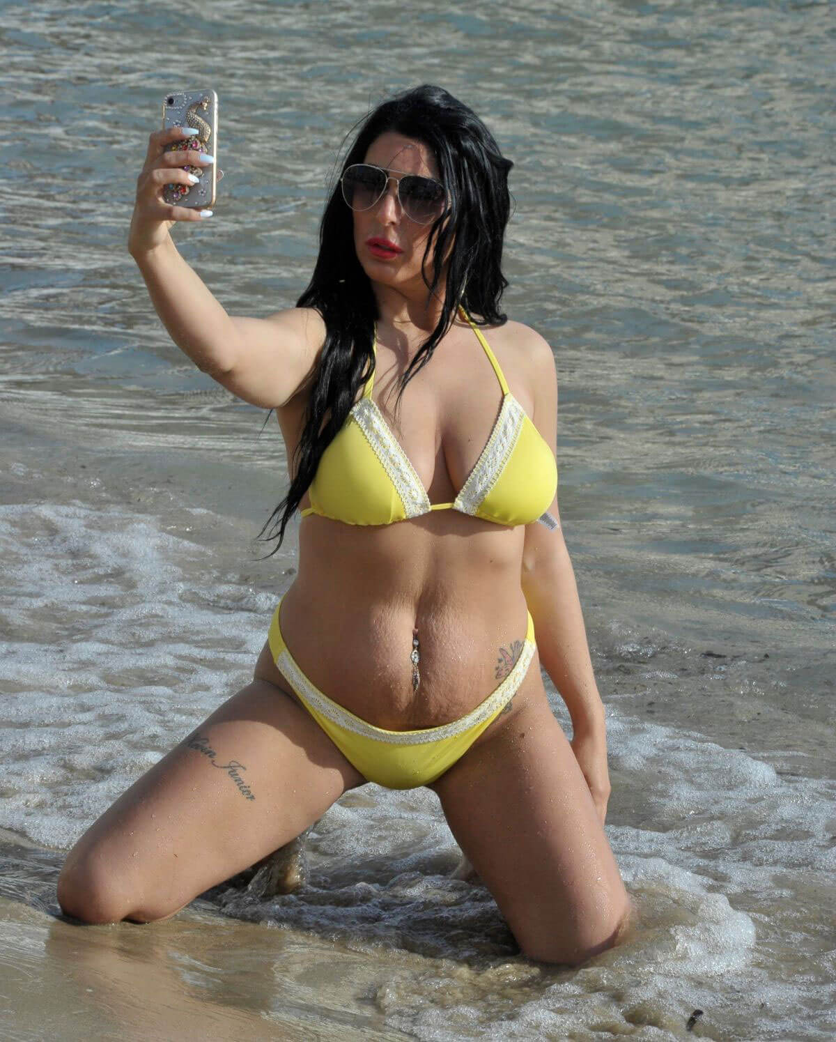 Simone Reed Stills in Bikini at a Beach in Spain 2018/04/27