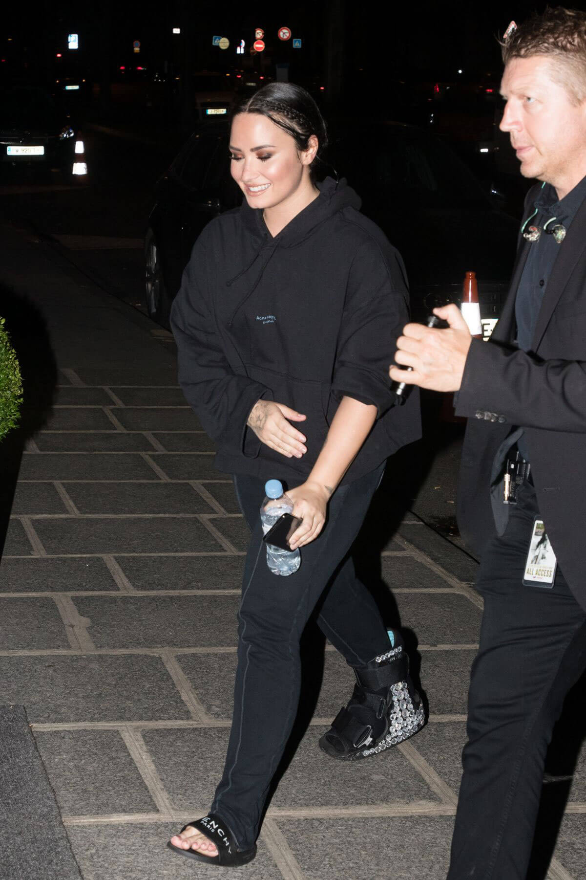Demi Lovato Leaves Her Concert in Paris 2018/06/04