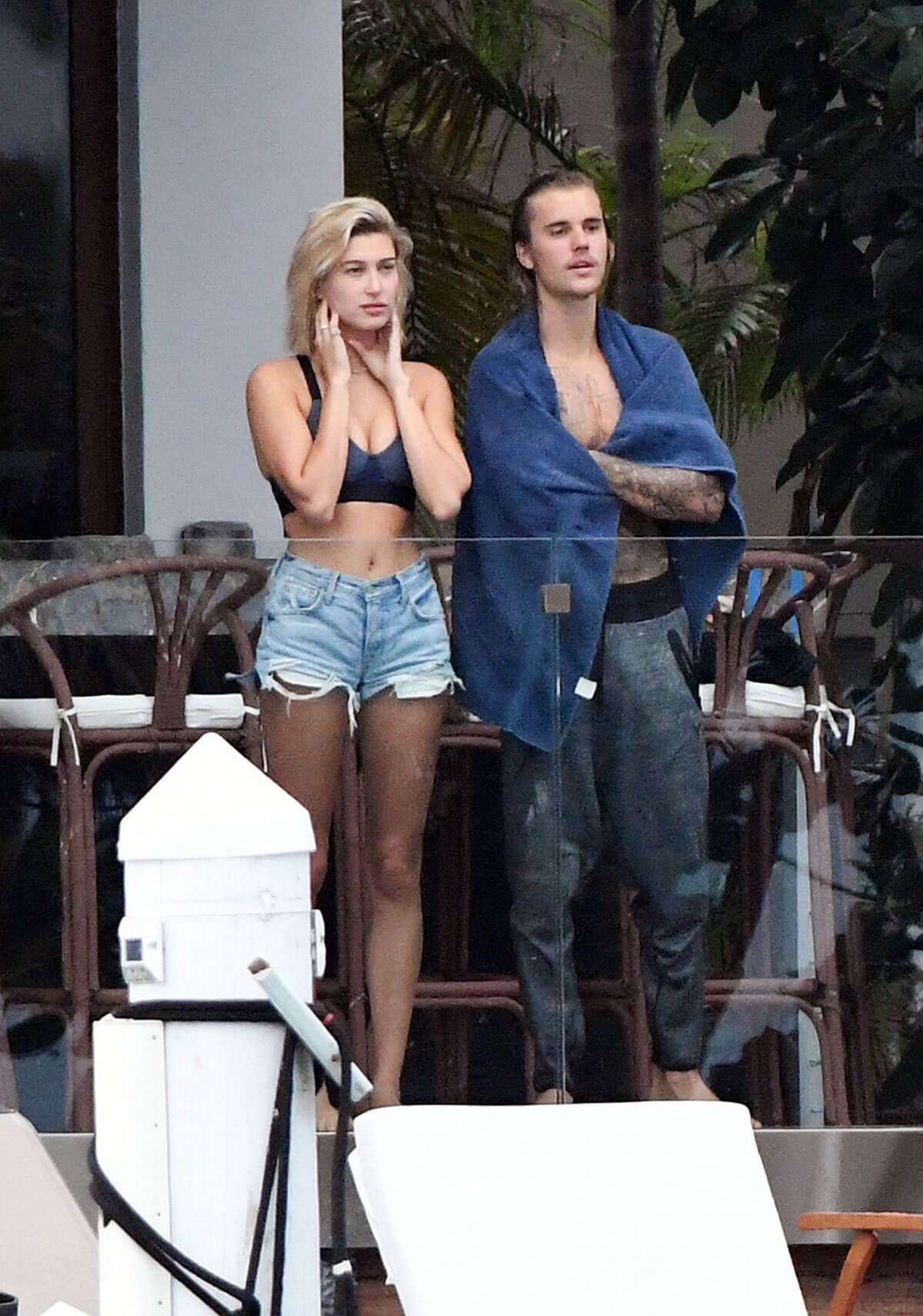 Hailey Baldwin and Justin Bieber on His Mansion Balcony in Miami 2018/06/11