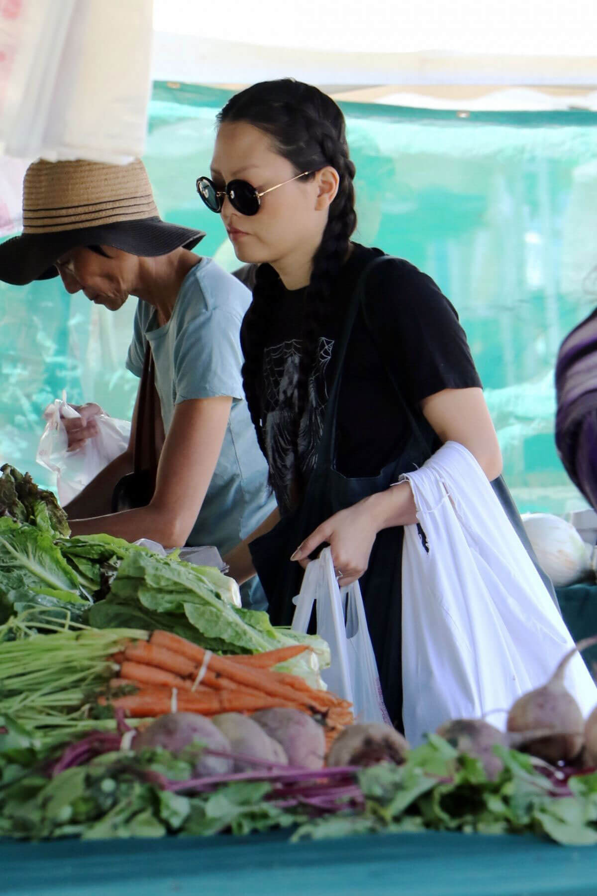 Hana Mae Lee Shopping at Farmers Market in Los Angeles 2018/06/24