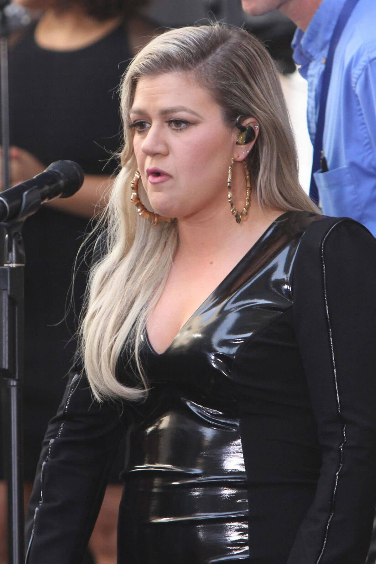 Kelly Clarkson Performs at Today Show Concert Series in New York 2018/06/08