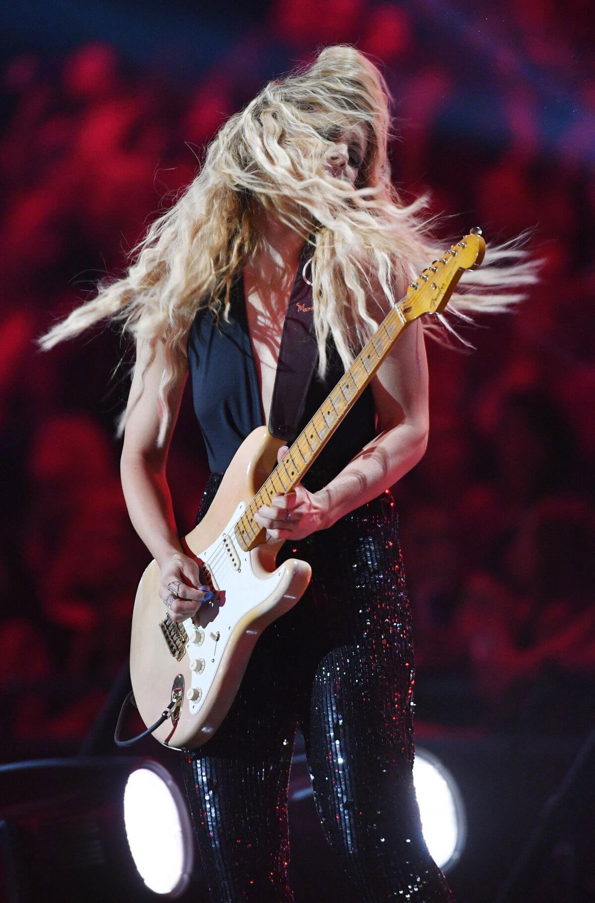 Lindsay Ell Stills Performs at CMT Music Awards 2018 in Nashville 2018/06/06