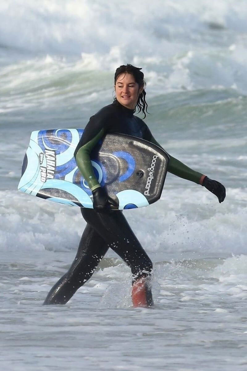 Shailene Woodley Paddleboarding in Monterey 2018/06/12