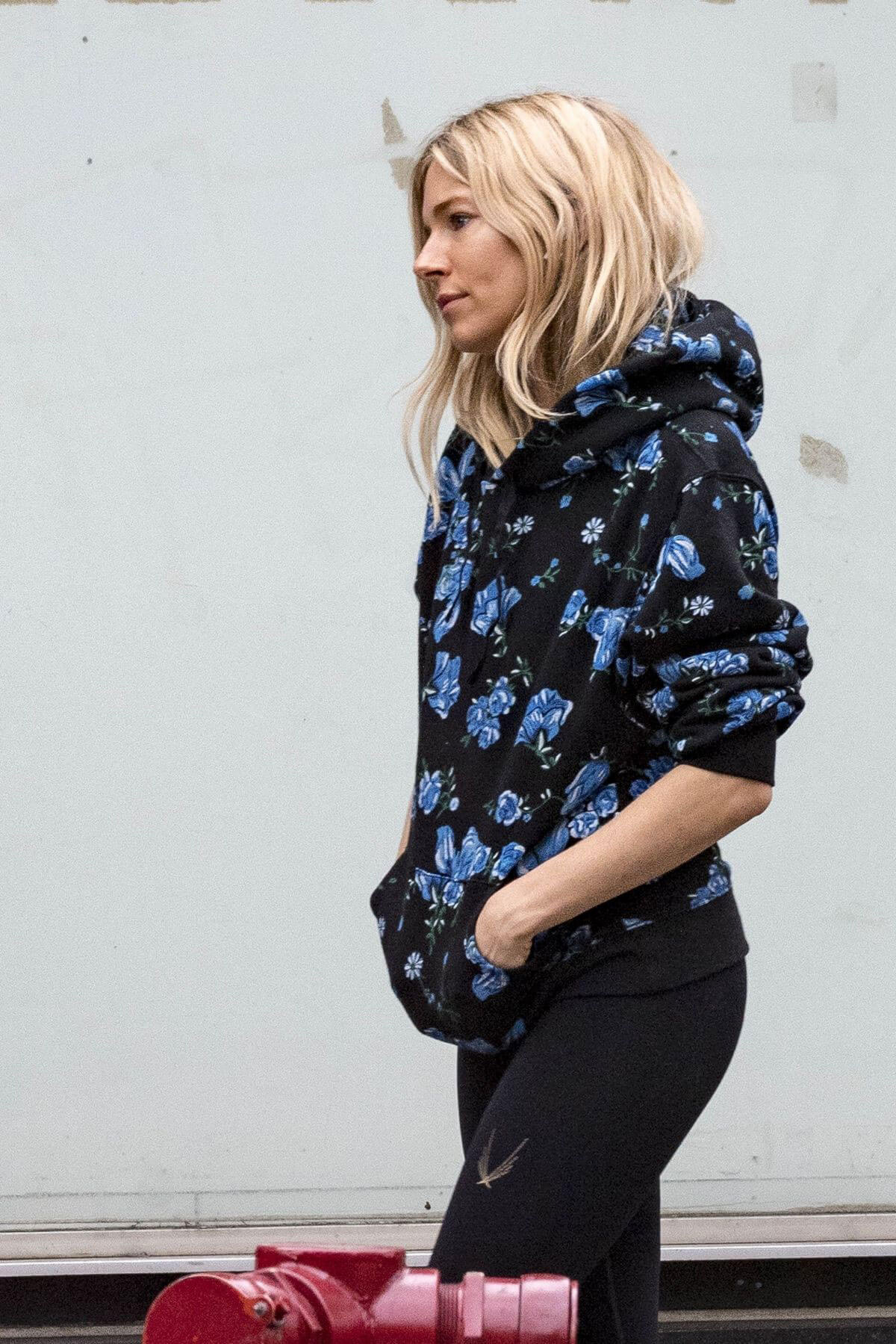Sienna Miller Heading to Yoga Class in New York 2018/06/07