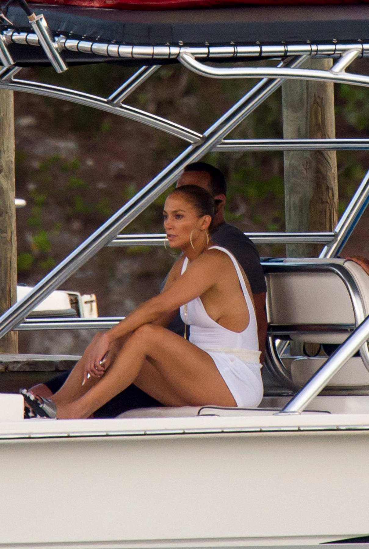 Jennifer Lopez enjoying Boating with Her Family Out in Nassau 2018/07/27