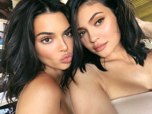 Kendall and Kylie Jenner Put The Instagram On Fire By Sharing Their Twin Selfies