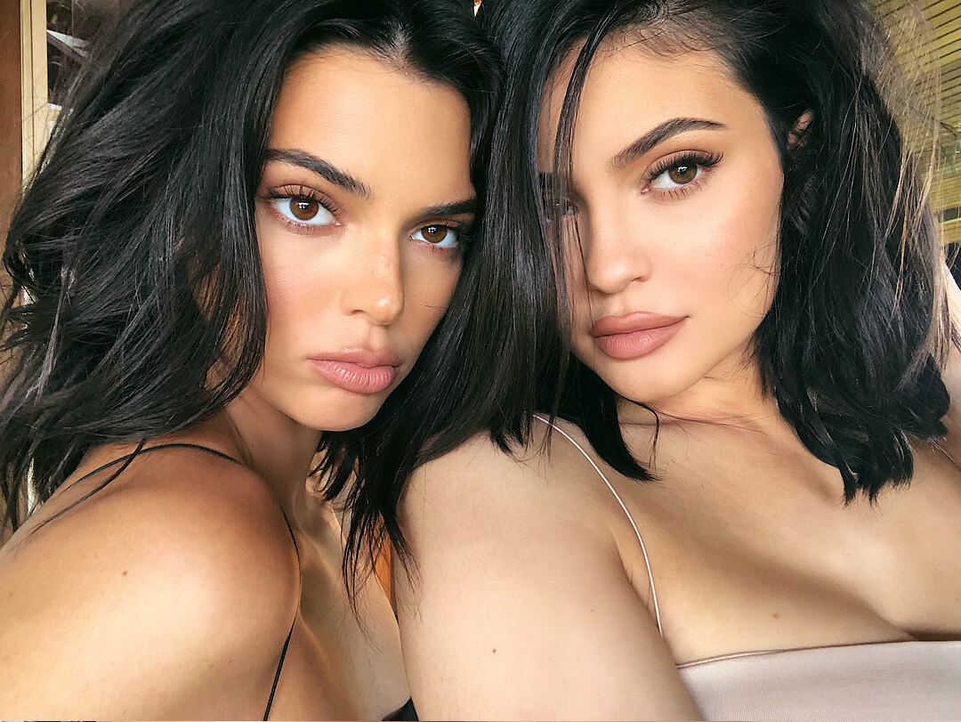 Kendall and Kylie Jenner Put The Instagram On Fire By Sharing Their Twin Selfies 1