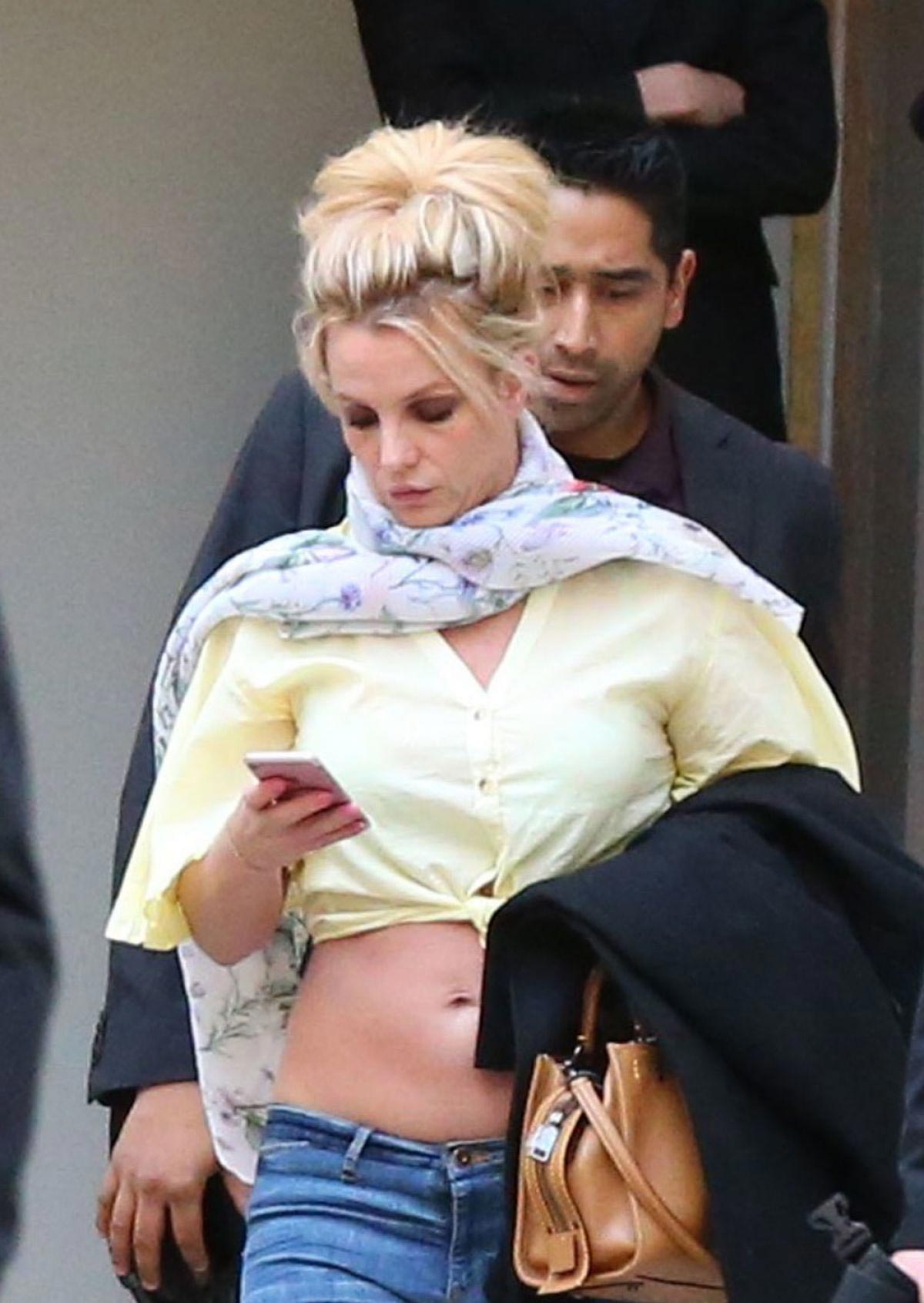 Britney Spears Leaves Her Hotel in Paris 2018/08/28