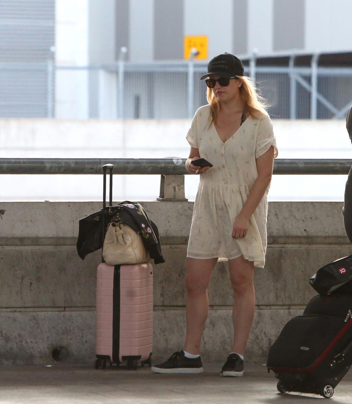 Elisabeth Moss at Airport in Toronto 2018/08/12