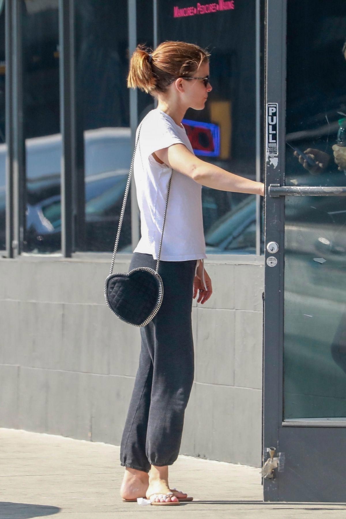 Kate Mara at a Nail Salon in Los Angeles 2018/08/26