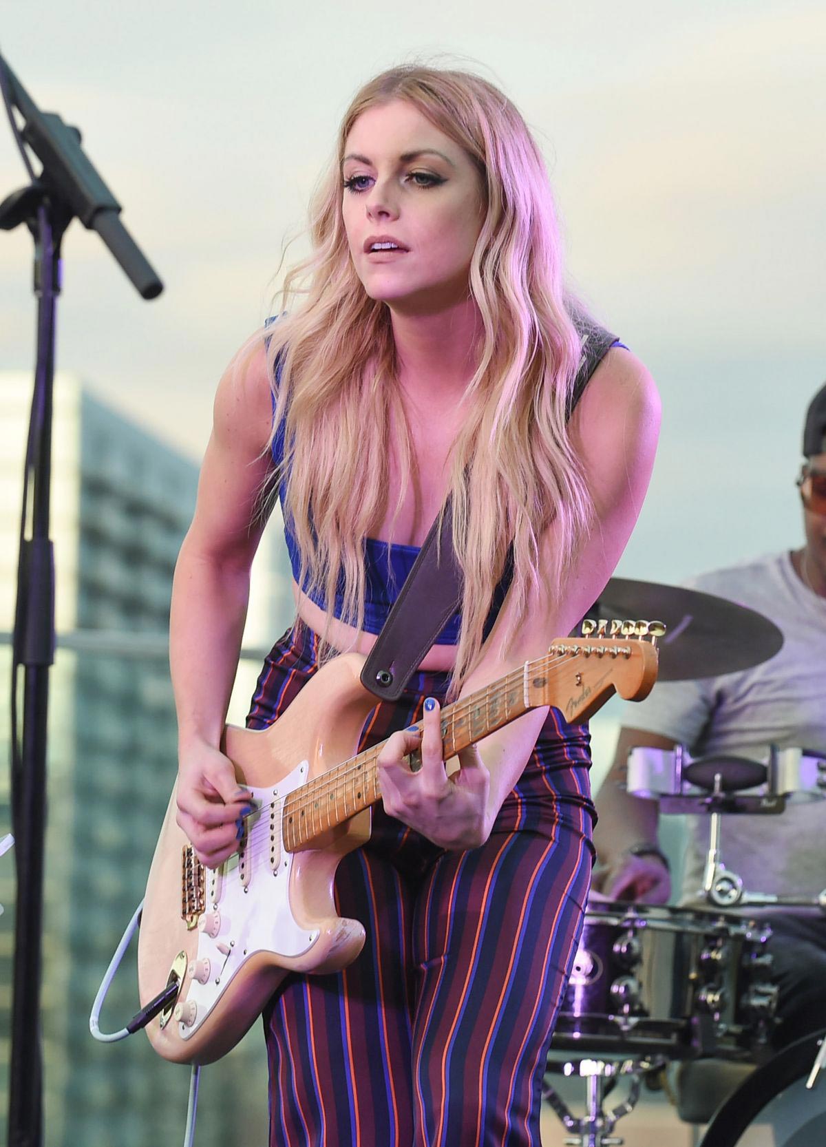 Lindsay Ell Performs at BFI Rooftop on the Row in Nashville 2018/08/21