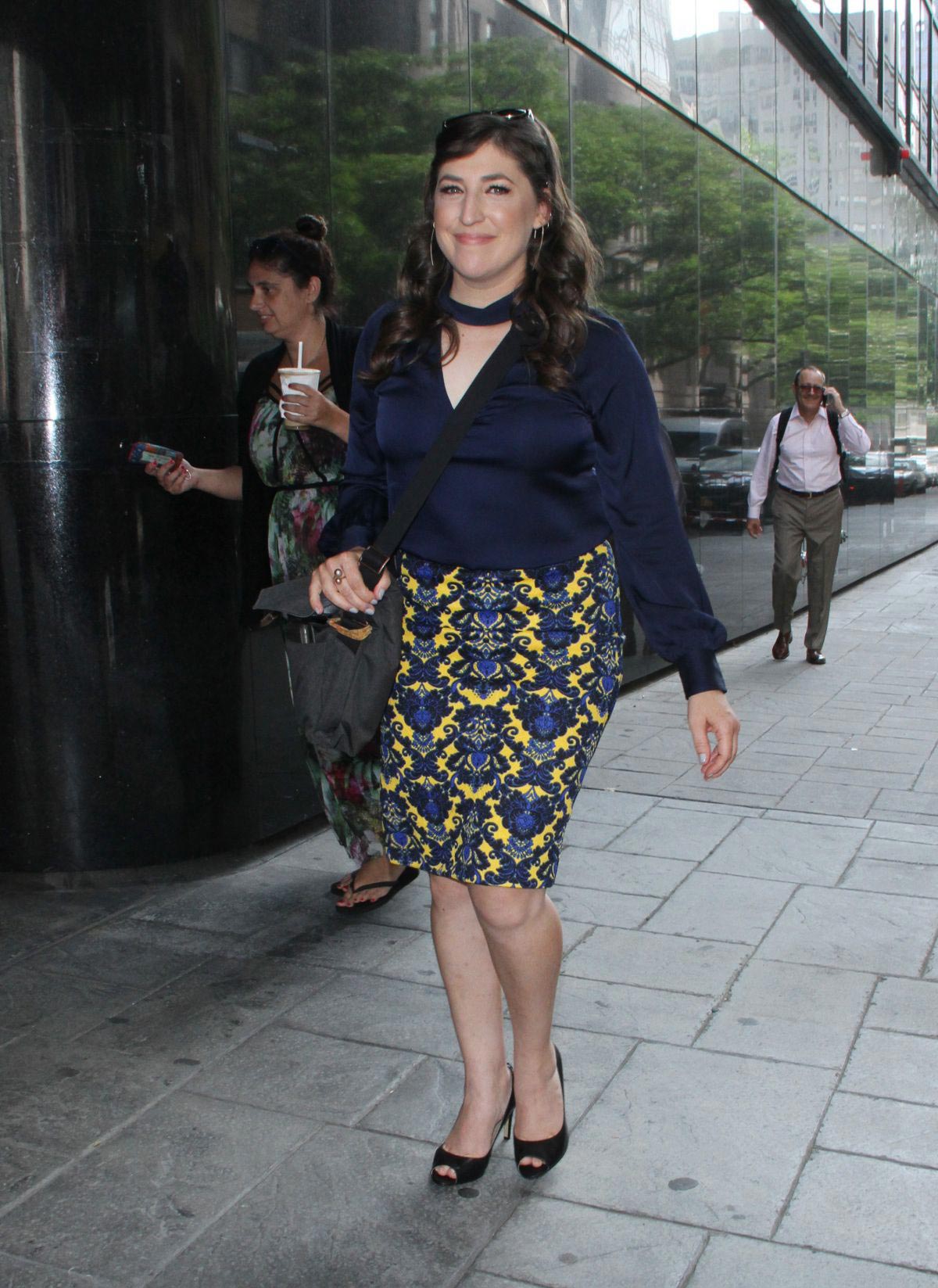Mayim Bialik Out in New York 2018/08/09