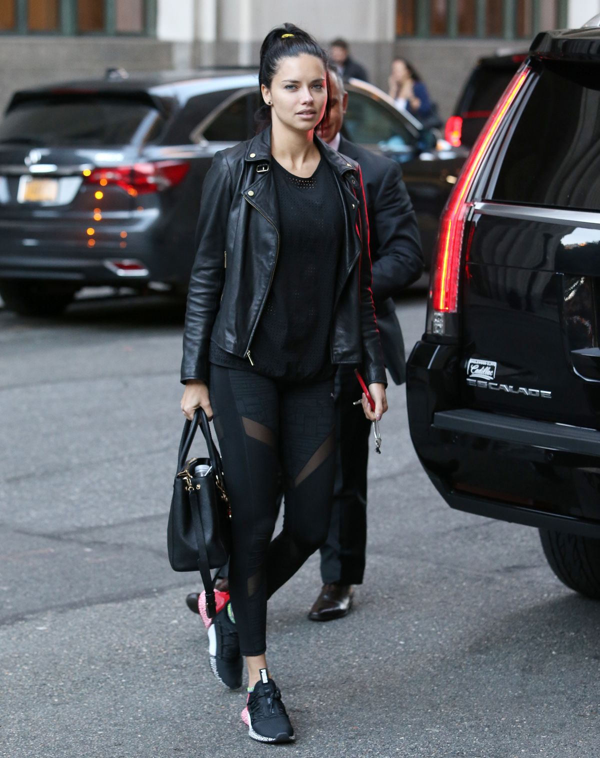 Adriana Lima Arrives at Her Hotel in New York 2018/10/12