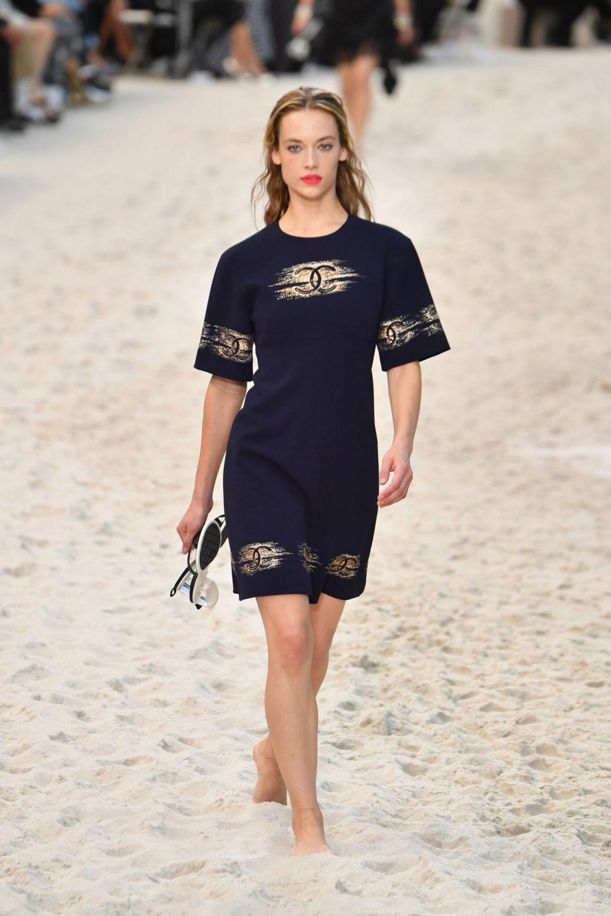 Hannah Ferguson at Chanel Runway Show in Paris 2018/10/02