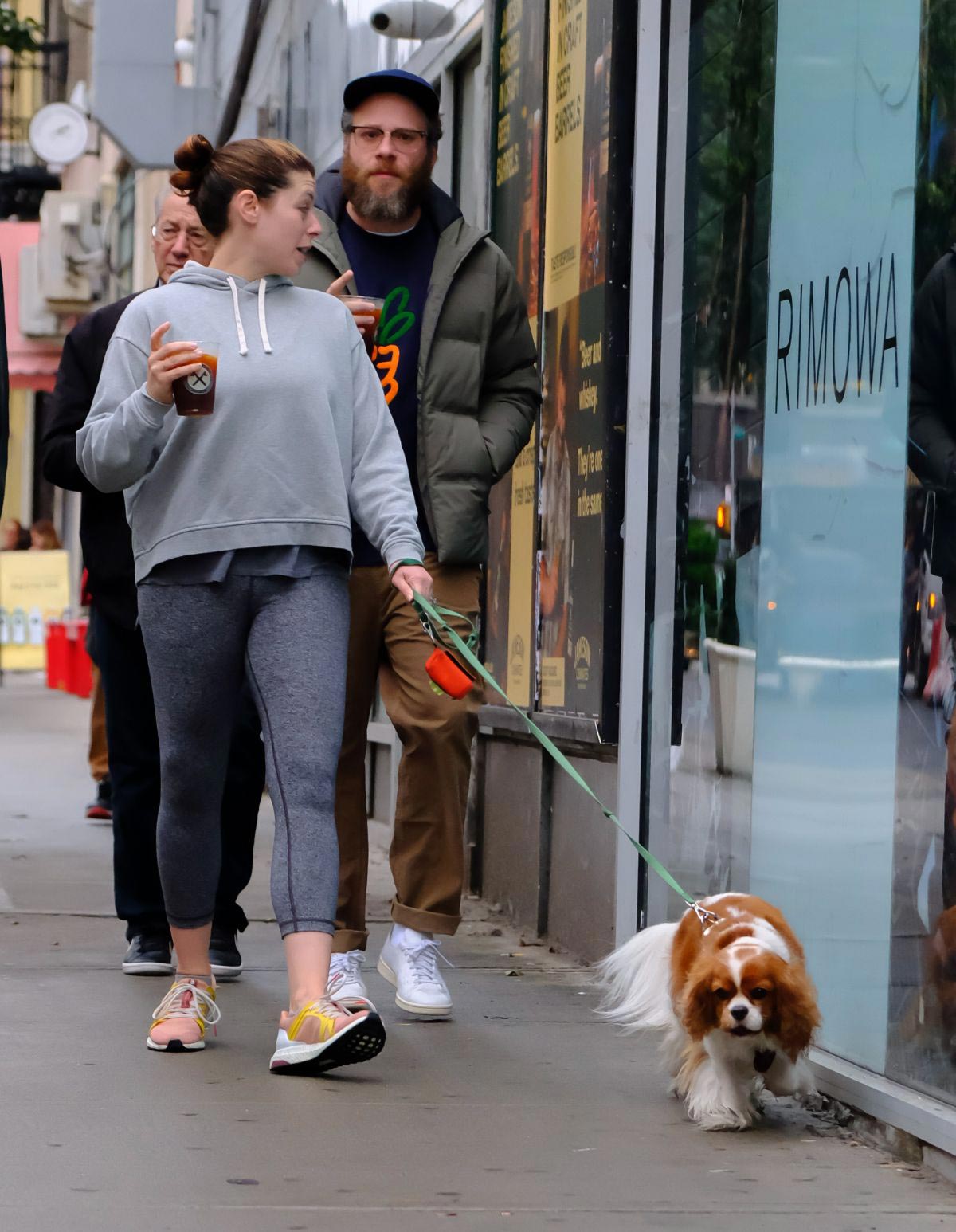 Lauren Miller and Seth Rogen Out with Their Dog in New York 2018/10/16