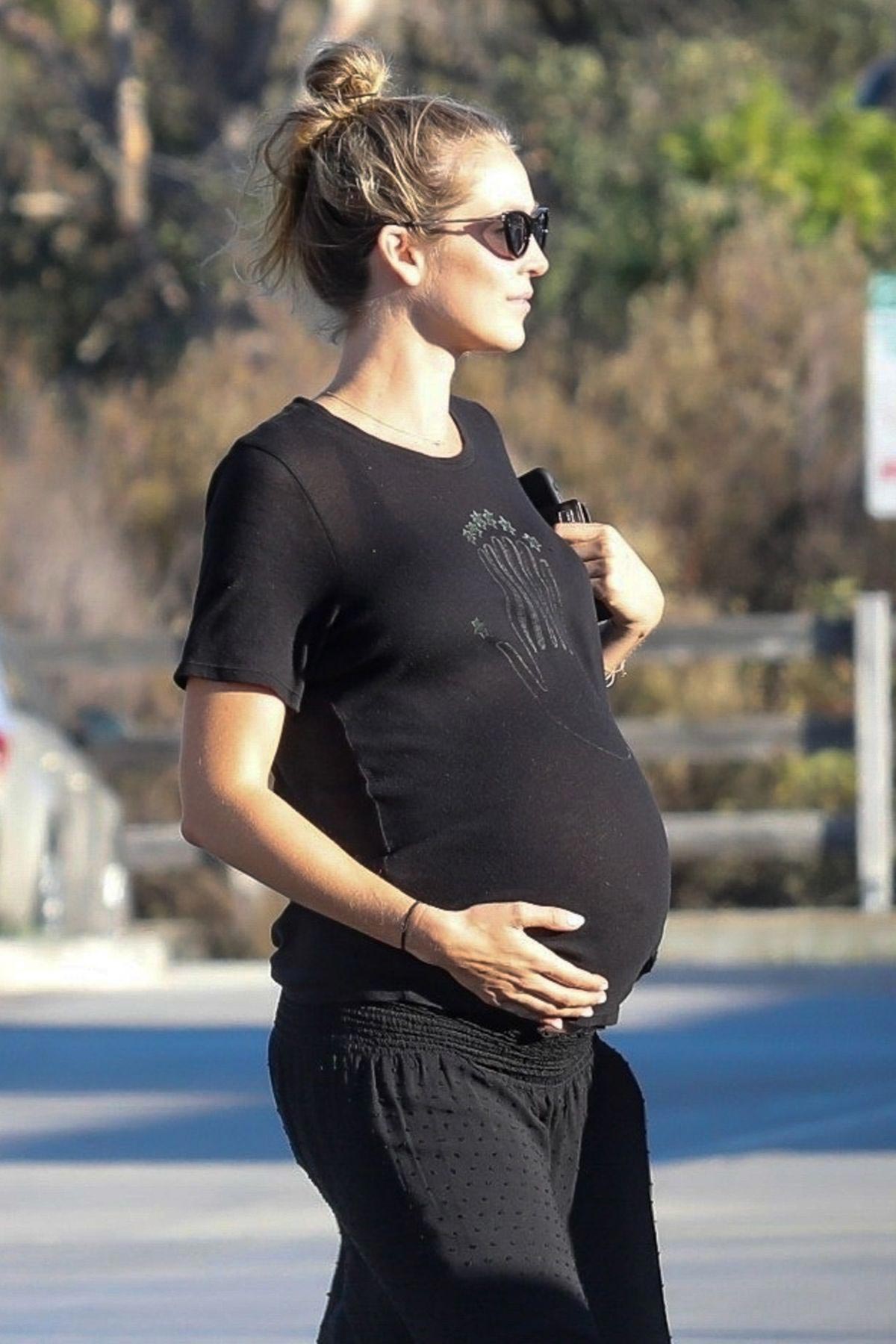Pregnant Kathryn Boyd Out in Malibu 2018/10/18