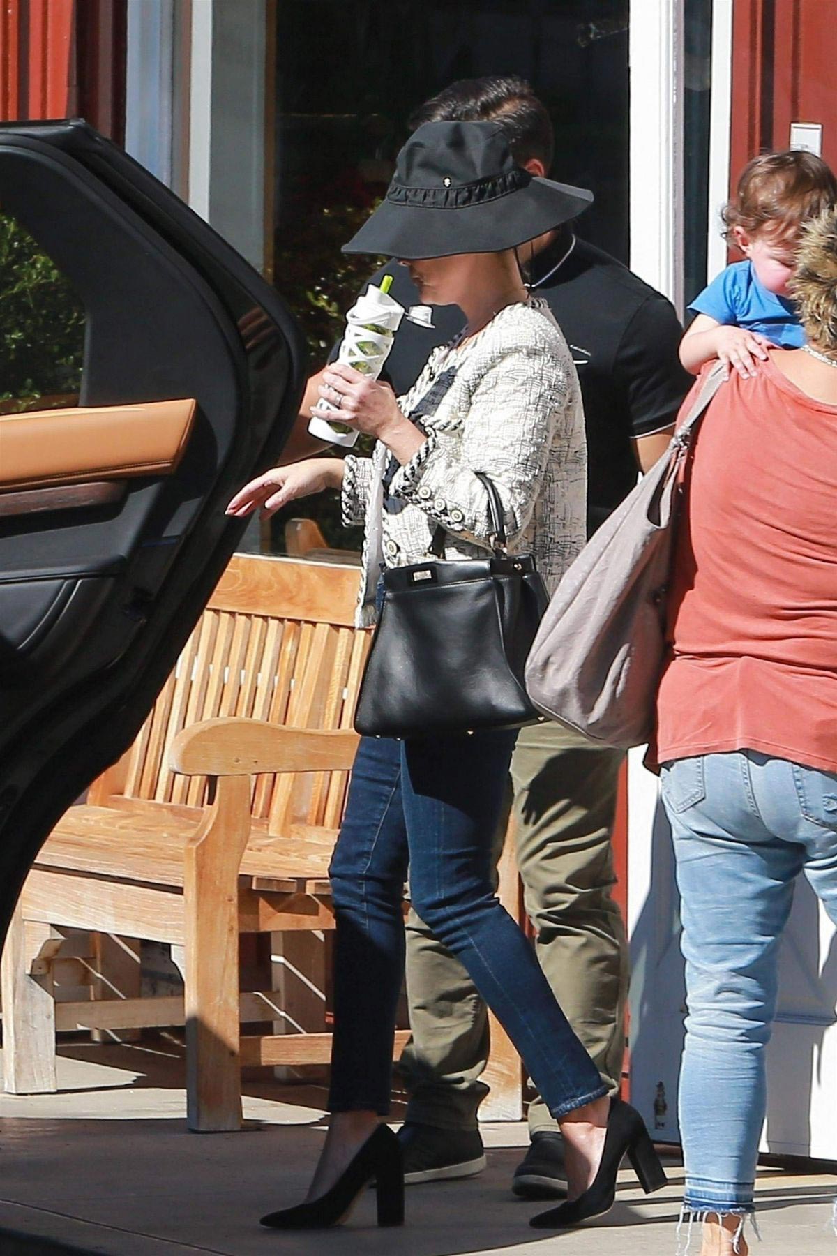 Reese Witherspoon Leaves Brentwood Country Mart 2018/10/19