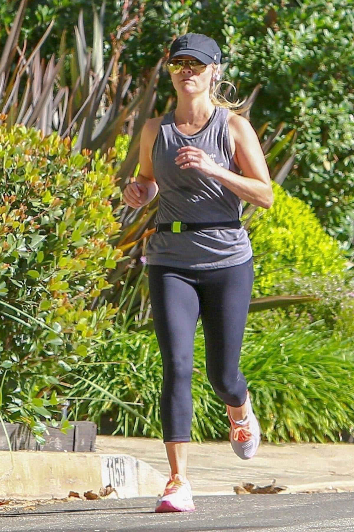 Reese Witherspoon Out Jogging in Santa Monica 2018/10/01