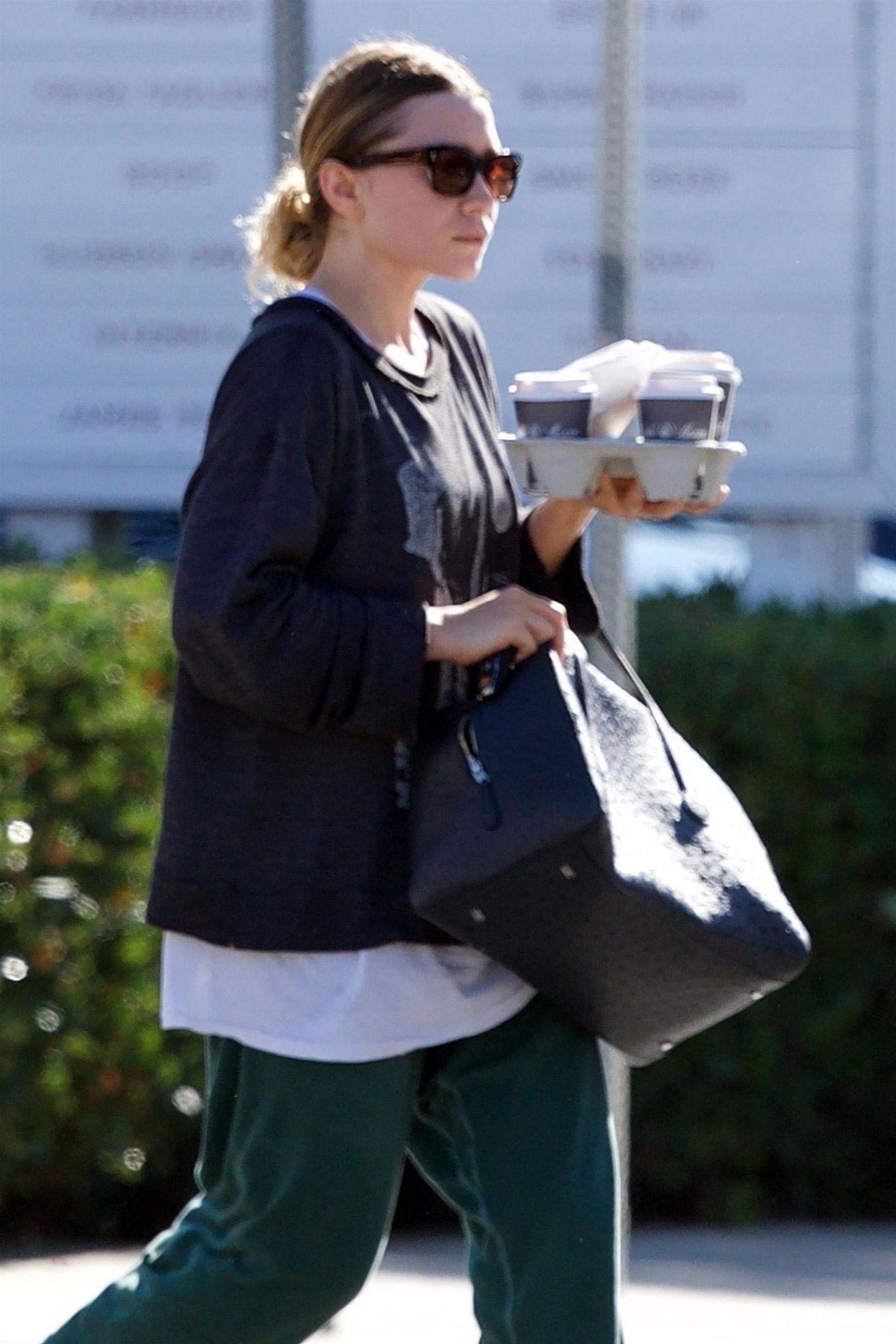 Ashley Olsen Out for Coffee in Los Angeles 2018/11/03
