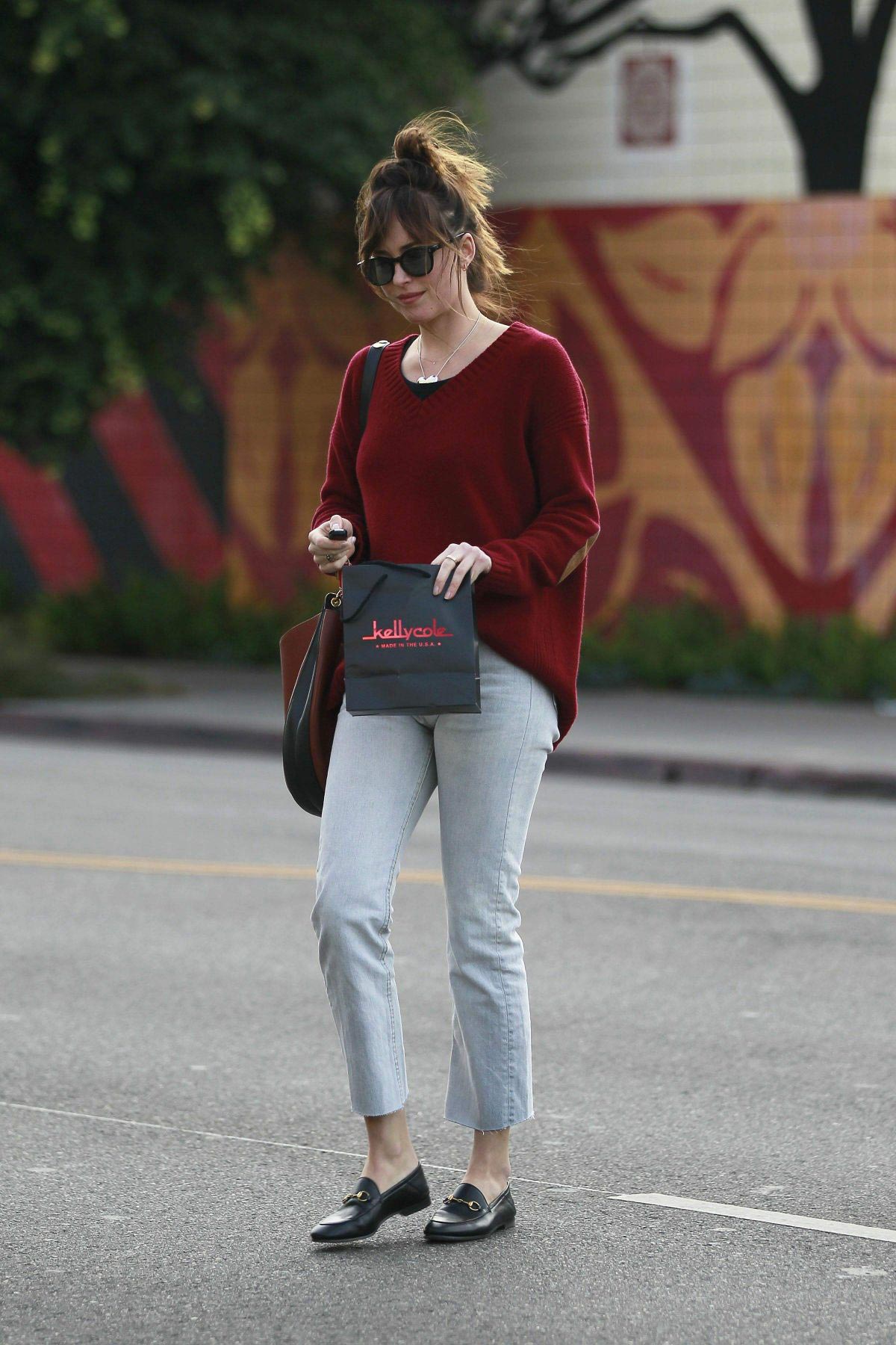 Dakota Johnson Shopping at Kelly Cole in Los Angeles 2018/11/27