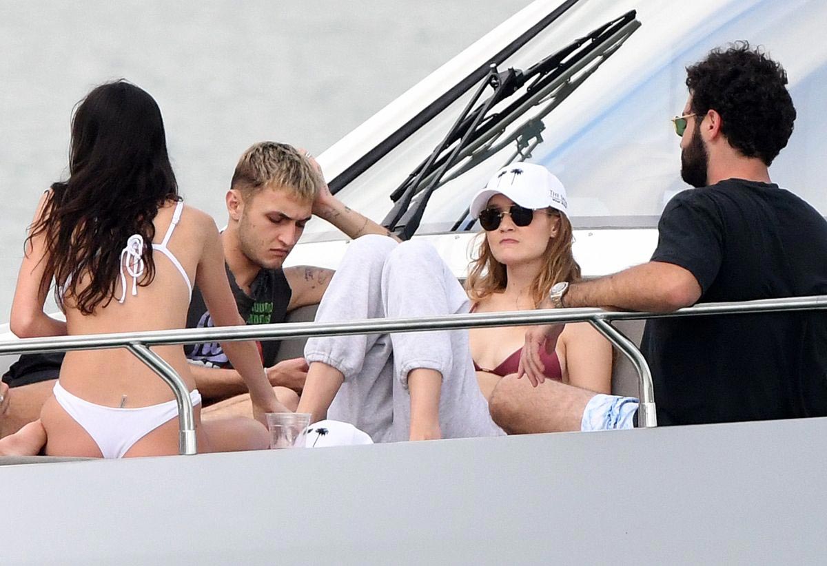 Gigi Hadid in Bikini at a Yacht in Miami 2018/11/25
