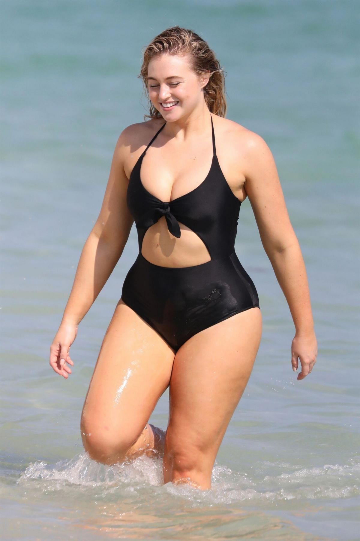 Iskra Lawrence wears Black Bikini for Aerie Photoshoot at a Beach in Miami 2018/11/26
