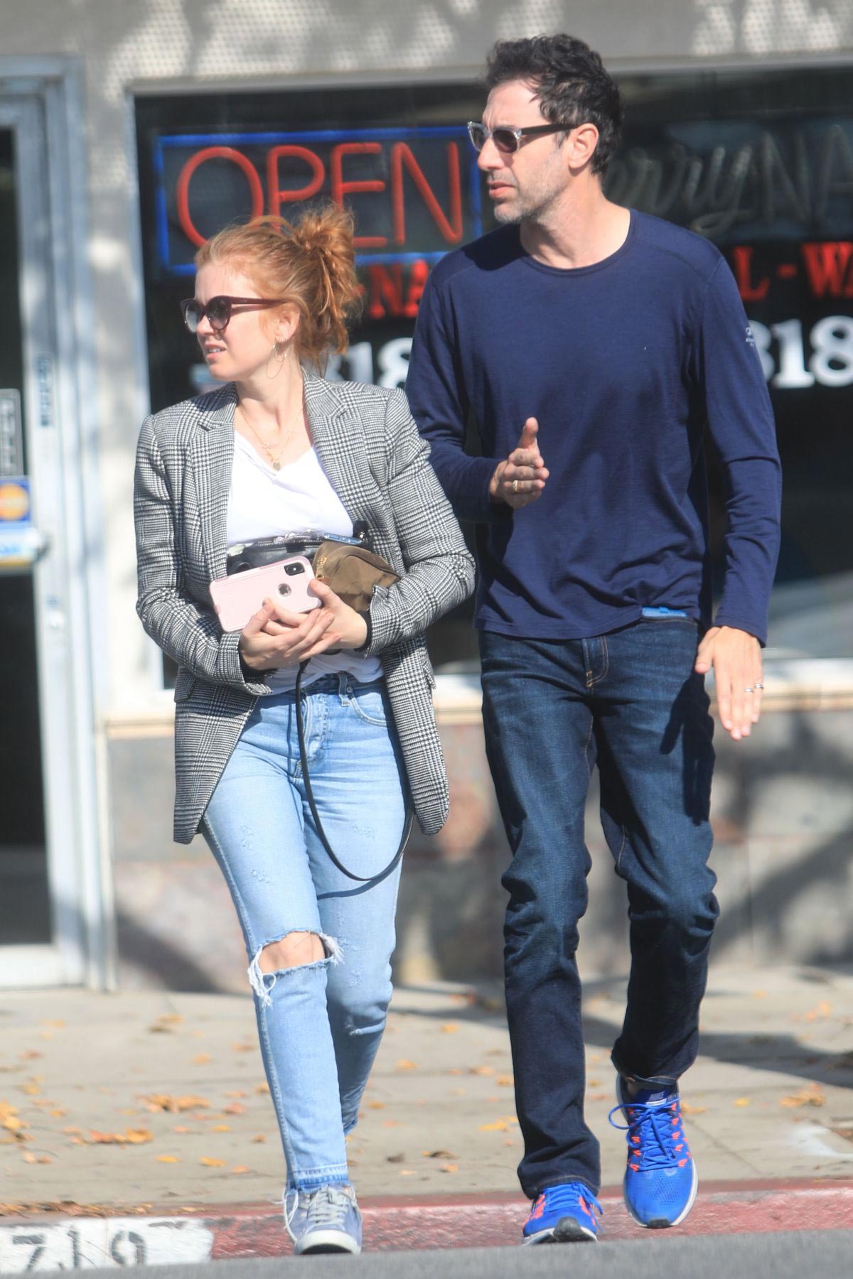 Isla Fisher and Sacha Cohen Out for Lunch in Los Angeles 2018/11/28