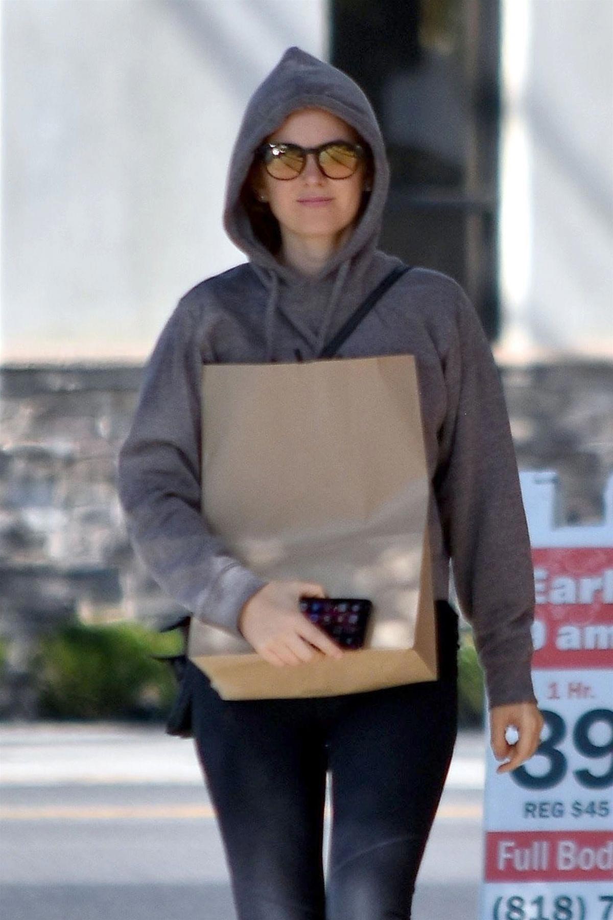 Isla Fisher Out Shopping in Studio City 2018/10/30