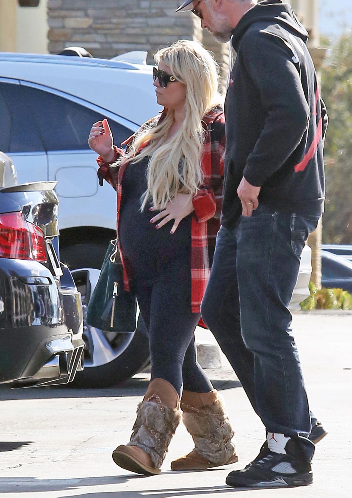 Jessica Simpson Out Shopping in Calabasas 2018/11/26