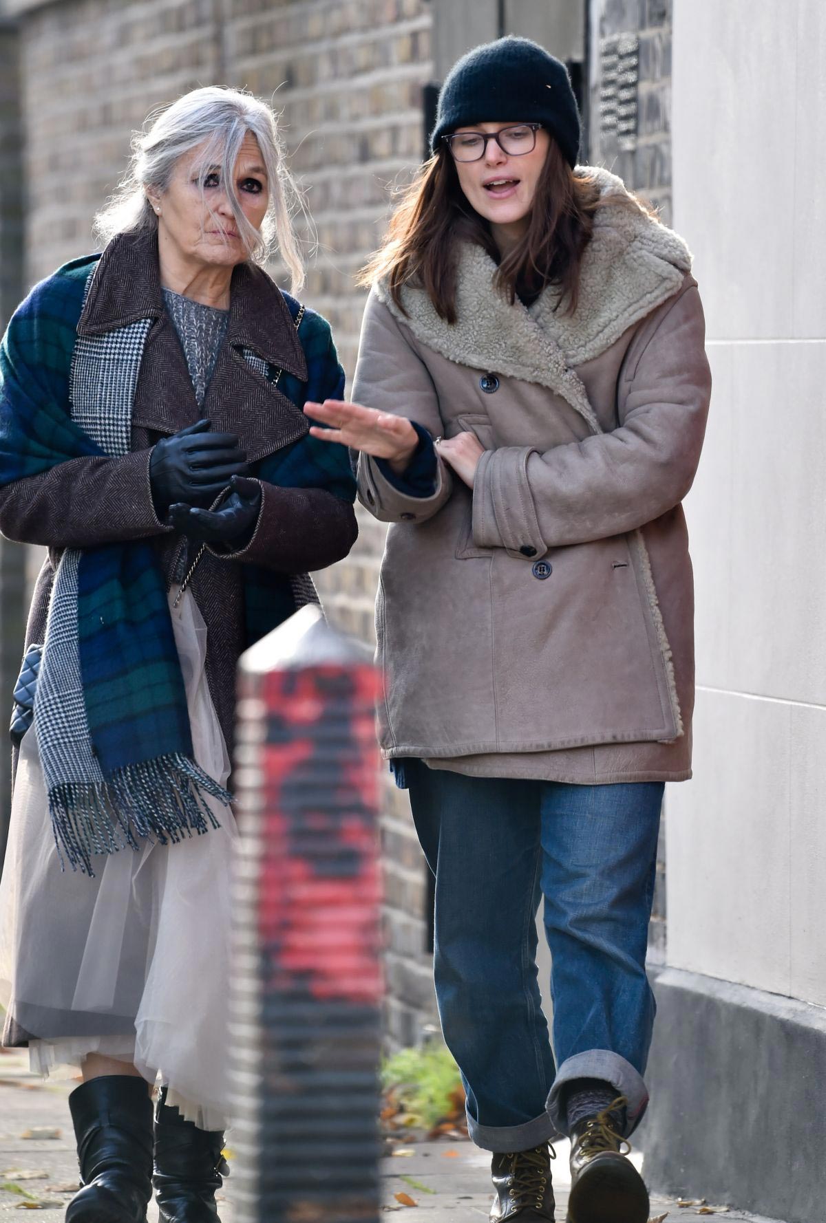 Keira Knightley Out for Coffee with Her Mum in London 2018/11/28