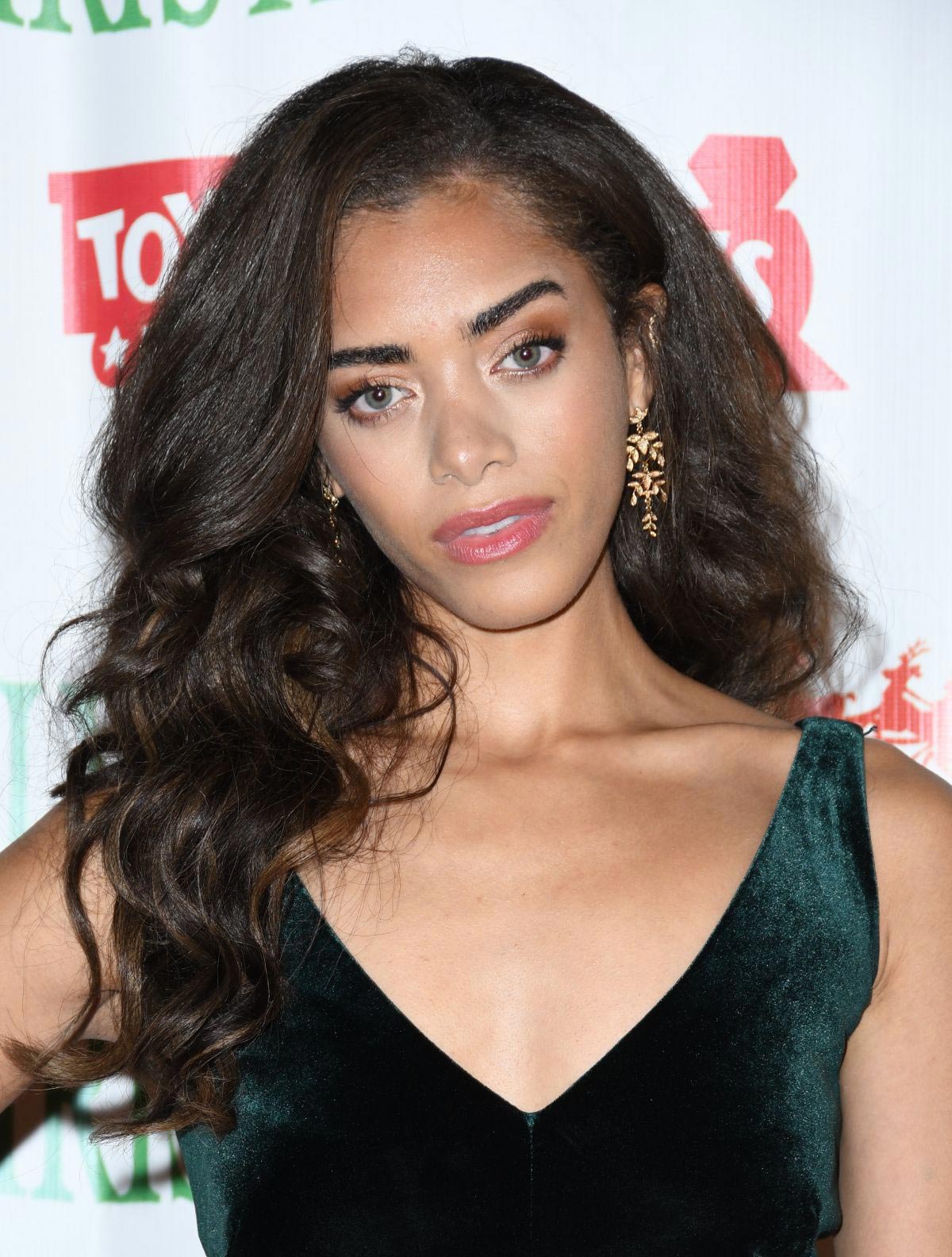 Kiara Barnes at Hollywood Christmas Parade 2018/11/25