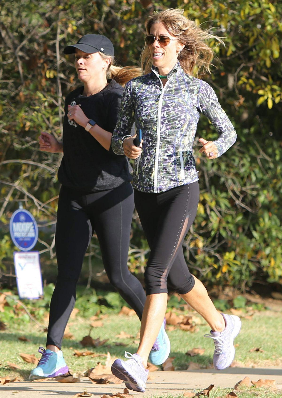 Reese Witherspoon Out Jogging in Brentwood 2018/11/08