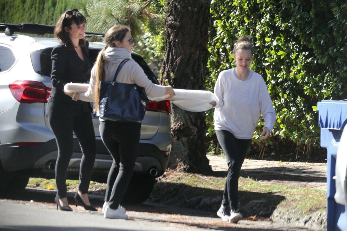 Amanda Seyfried Has Art Frame Delivered to Her Home in Los Angeles 2018/11/30