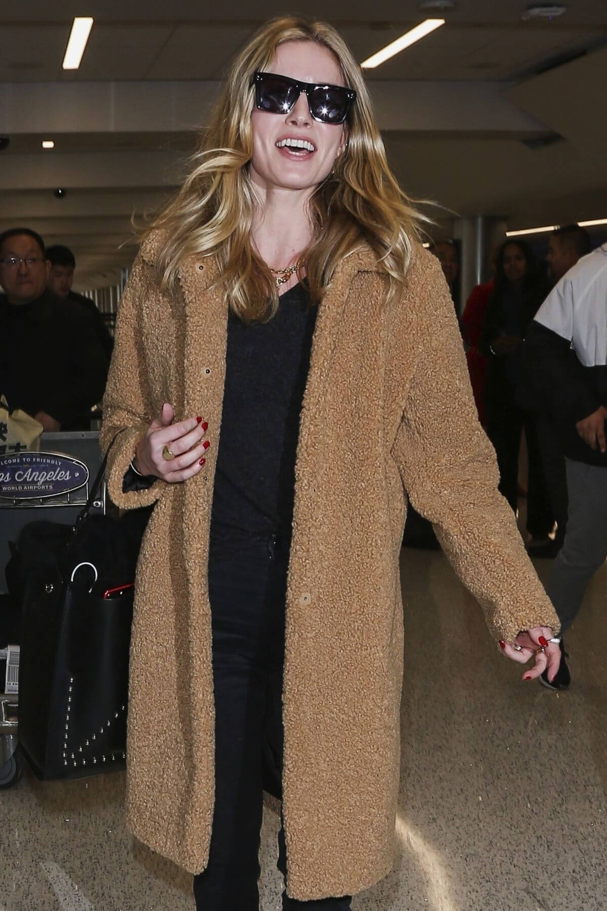 Annabelle Wallis at Los Angeles International Airport 2018/12/14