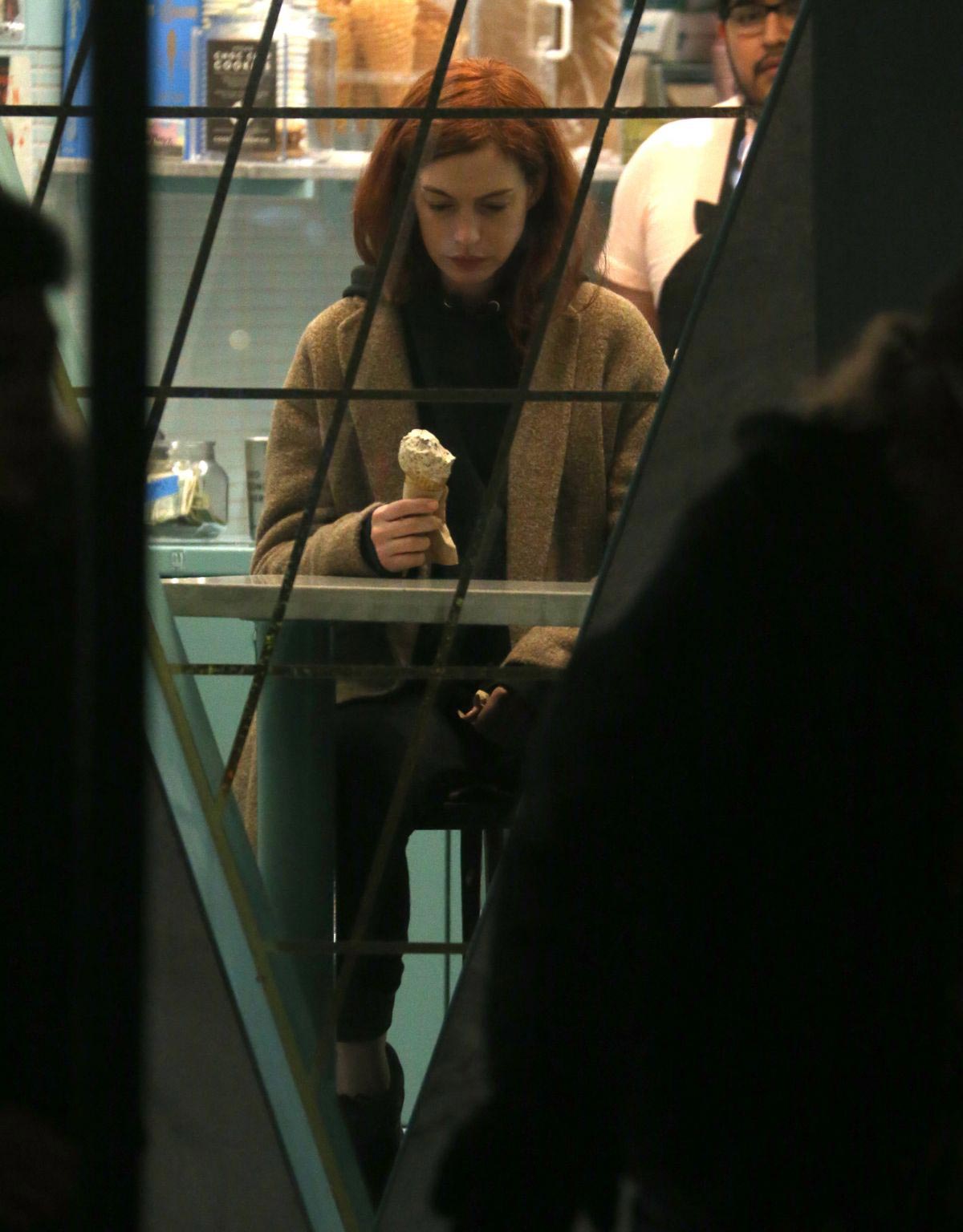 Anne Hathaway Licks Ice Cream on the Set of Modern Love in New York 2018/11/28