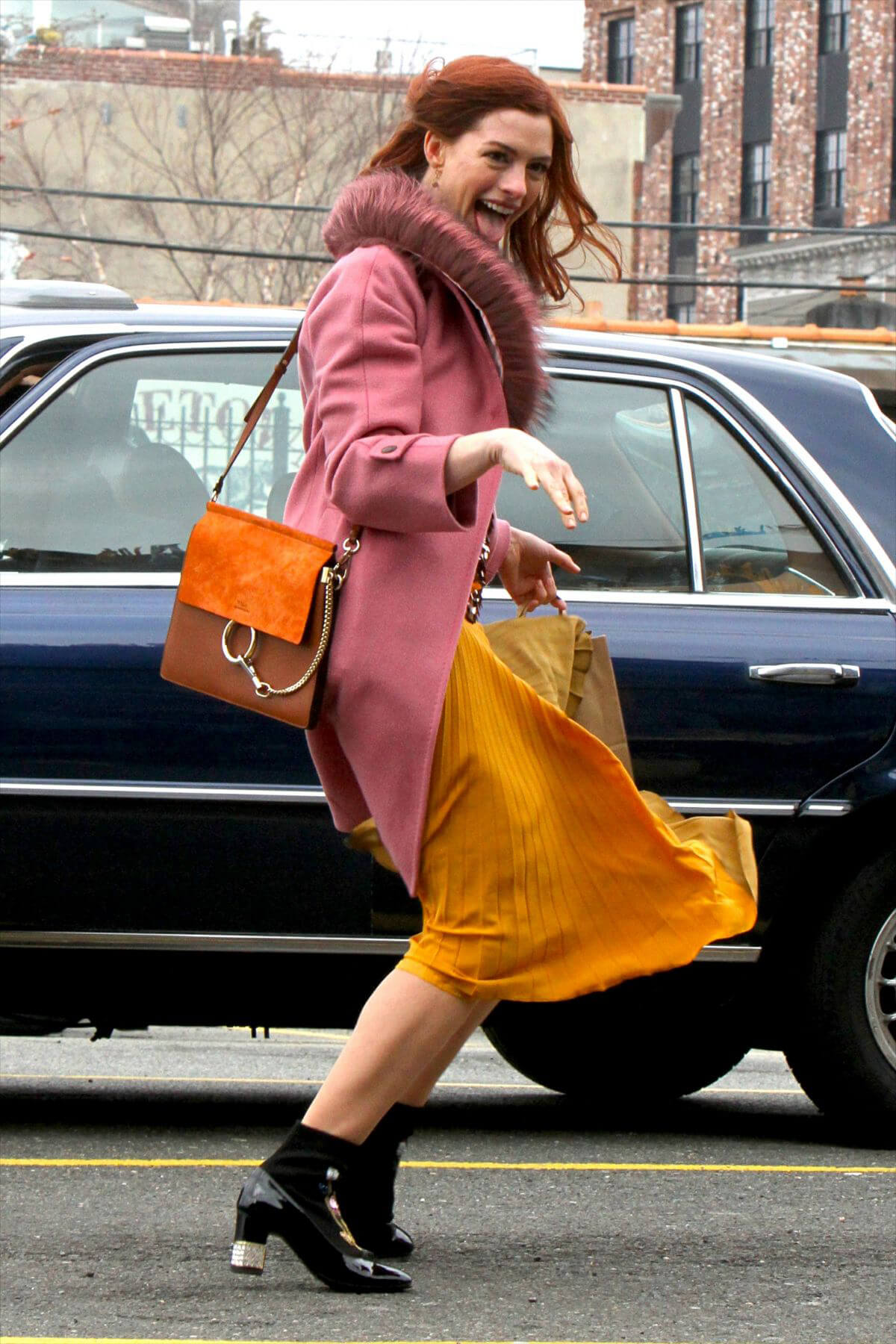 Anne Hathaway on the Set of Modern Love in Brooklyn 2018/12/09