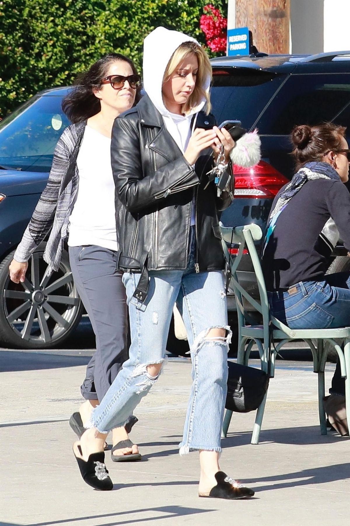 Ashley Tisdale in Ripped Denim Out for Lunch in Los Angeles 2018/11/30