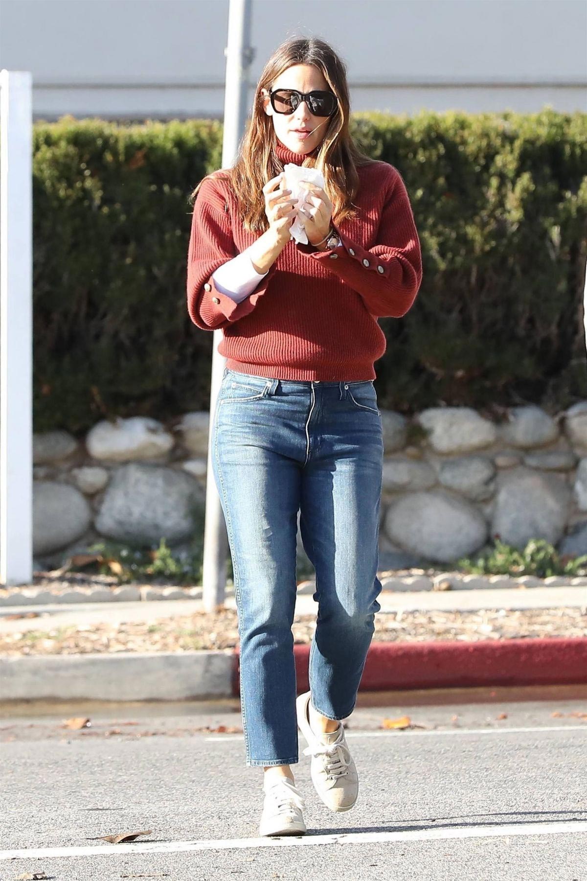 Jennifer Garner in Jeans Out in Santa Monica 2018/11/30
