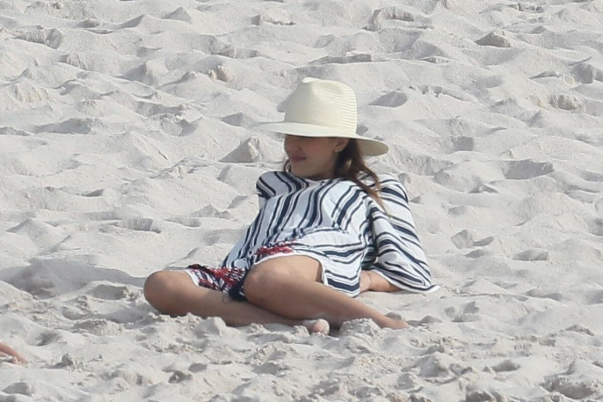 Jessica Alba at a Beach in Puerto Vallarta 2018/12/30
