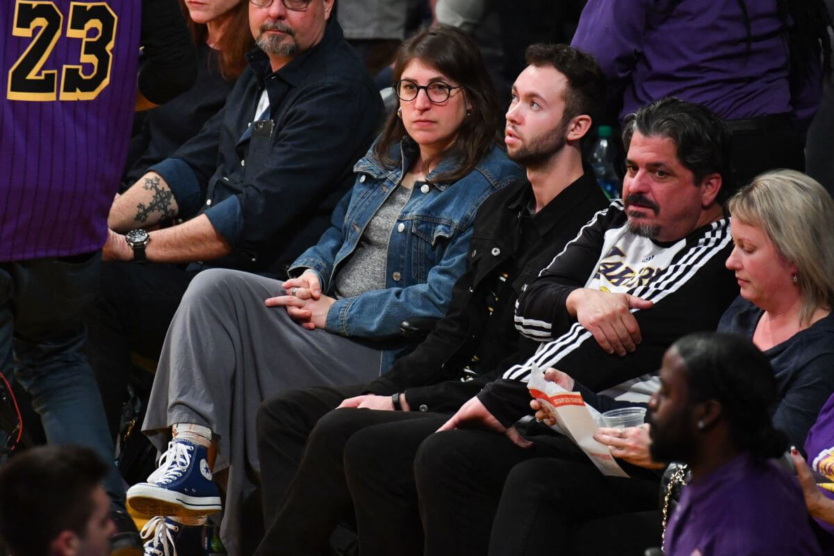 Mayim Bialik at a Basketball Game at Staples Center in Los Angeles 2018/12/30