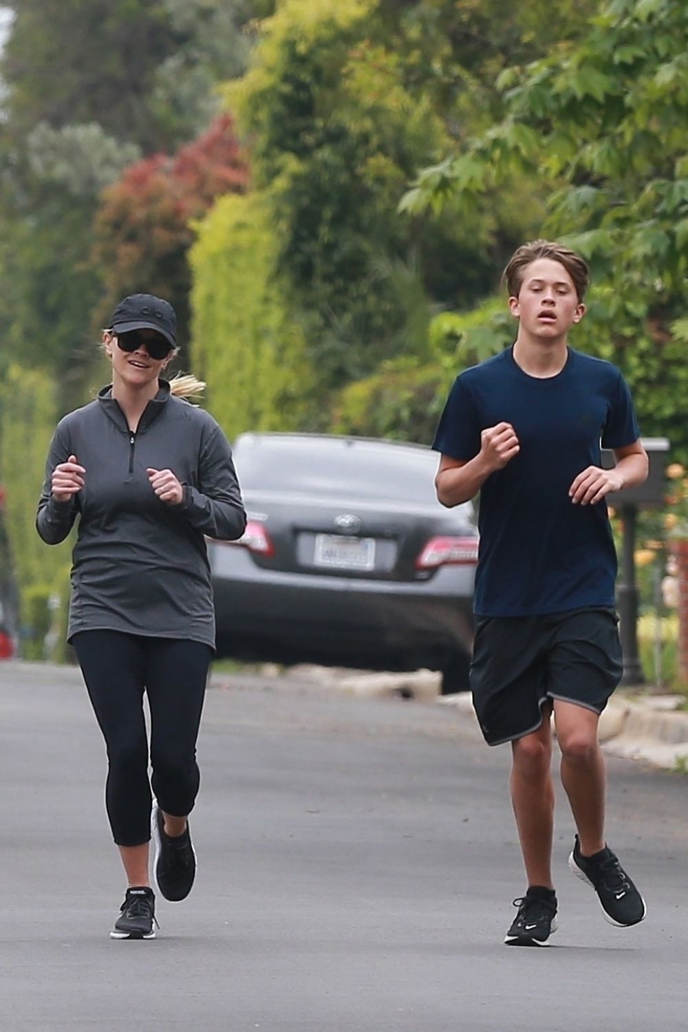 Reese Witherspoon Out Jogging in Brentwood 2019/04/20