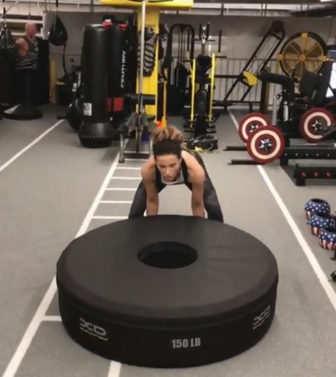 Kate Beckinsale flashes her abs at the gym and shows off her strength Kate Beckinsale flashes her abs at the gym and shows off her strength
